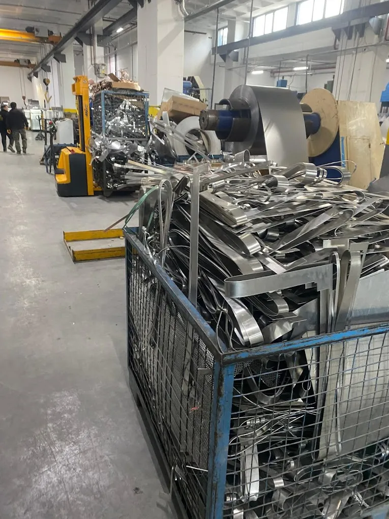 Üretim tesisinde kasalarda biriktirilmiş metal üretim artıkları